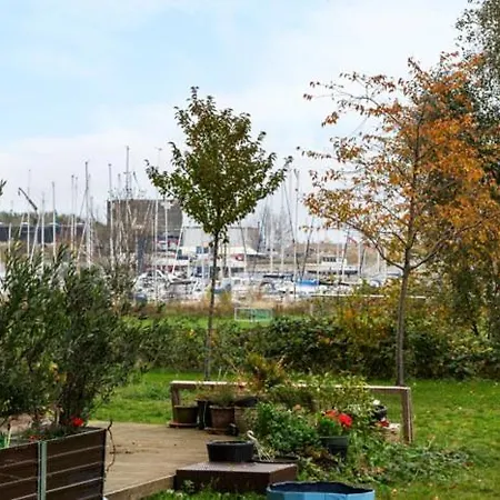 Close To Downtown And Water