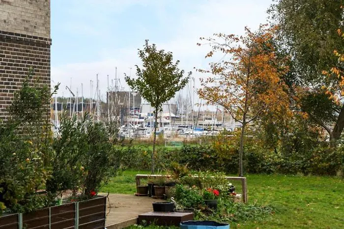 Close To Downtown And Water